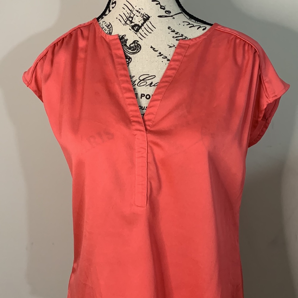 ANN TAYLOR High-low V-neck Short Sleeve Nylon Top Blouse Size: S - Picture 2 of 8
